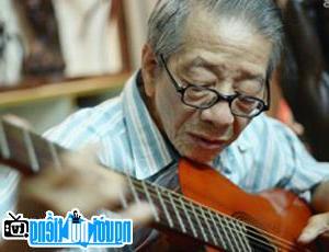  Portrait of guitarist Ta Tan