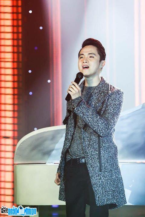  Picture of singer Nhat Tinh Anh on stage