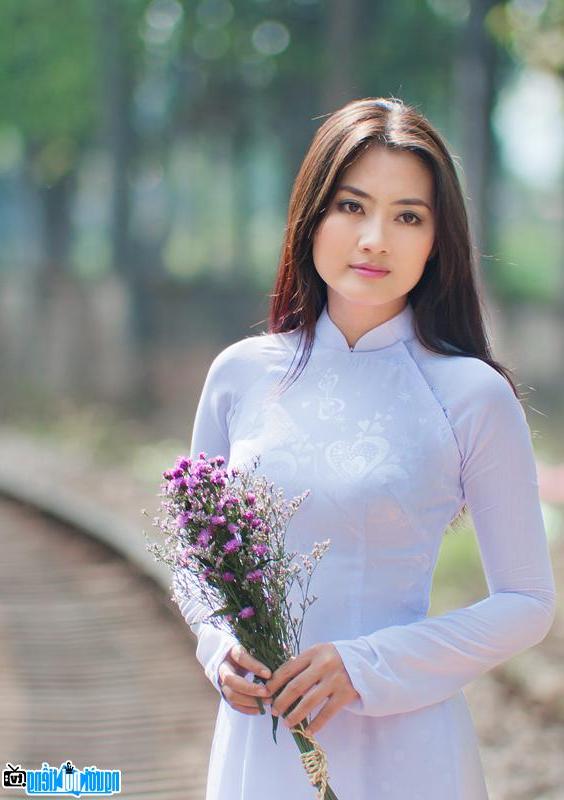  Image of gentle actress Ngoc Lan in a long dress