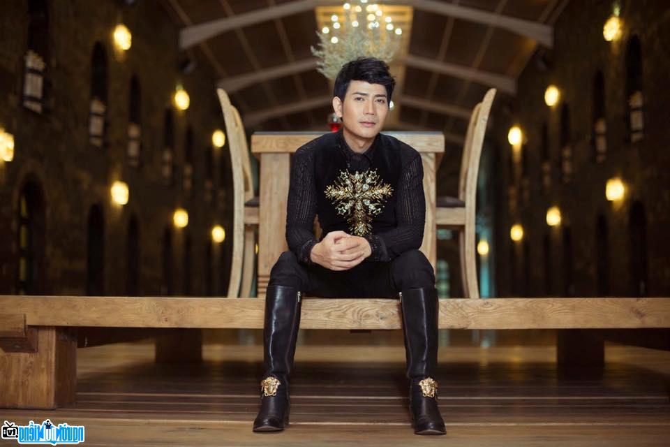 Hình ảnh ca sĩ Quách Thành Danh trong MV mới của mình