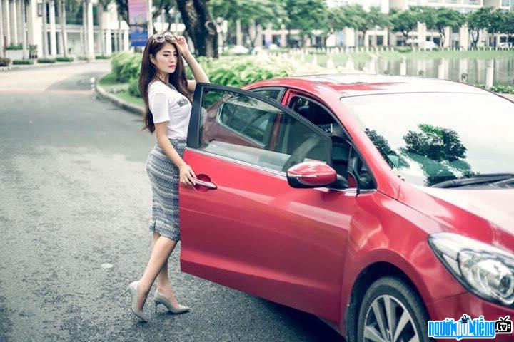 A photo of actor Thanh Truc posing in a car