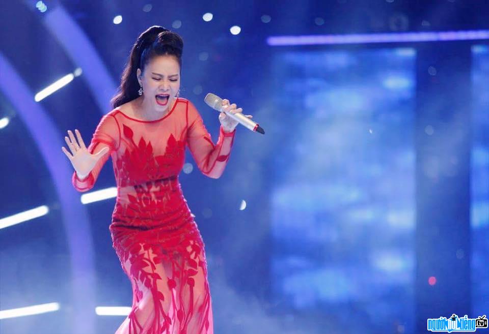 Hình ảnh nữ ca sĩ Thu Minh đang biểu diễn hết mình trên sân khấu