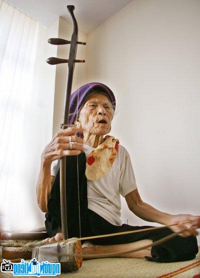 Ha Thi Cau - A famous Xam singer in Vietnam