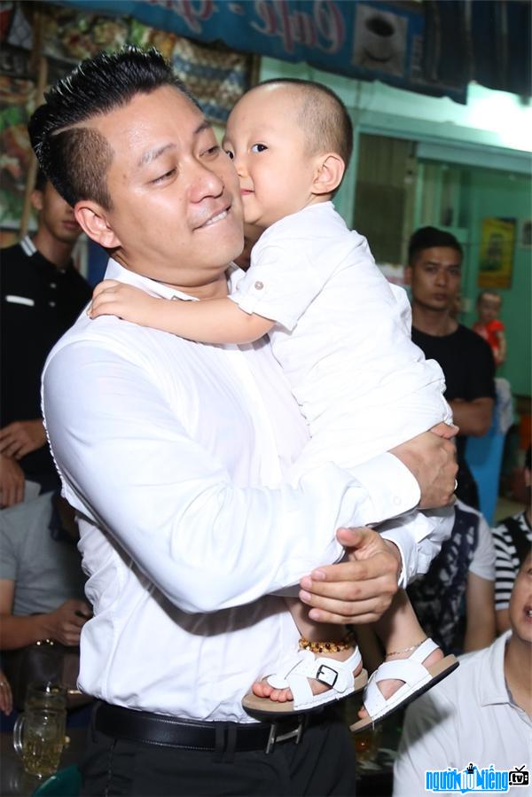  Photo of singer Tuan Hung cuddling his son