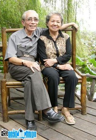 A photo of musician Phan Huynh Dieu with his wife- Ms. Pham Thi Van