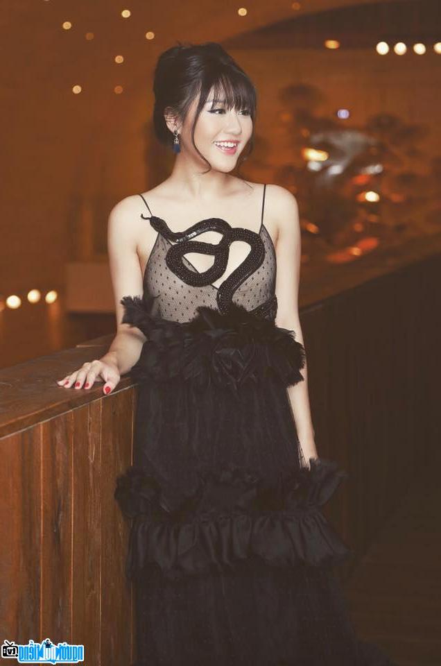 A sexy image of Van Mai Huong at the party
