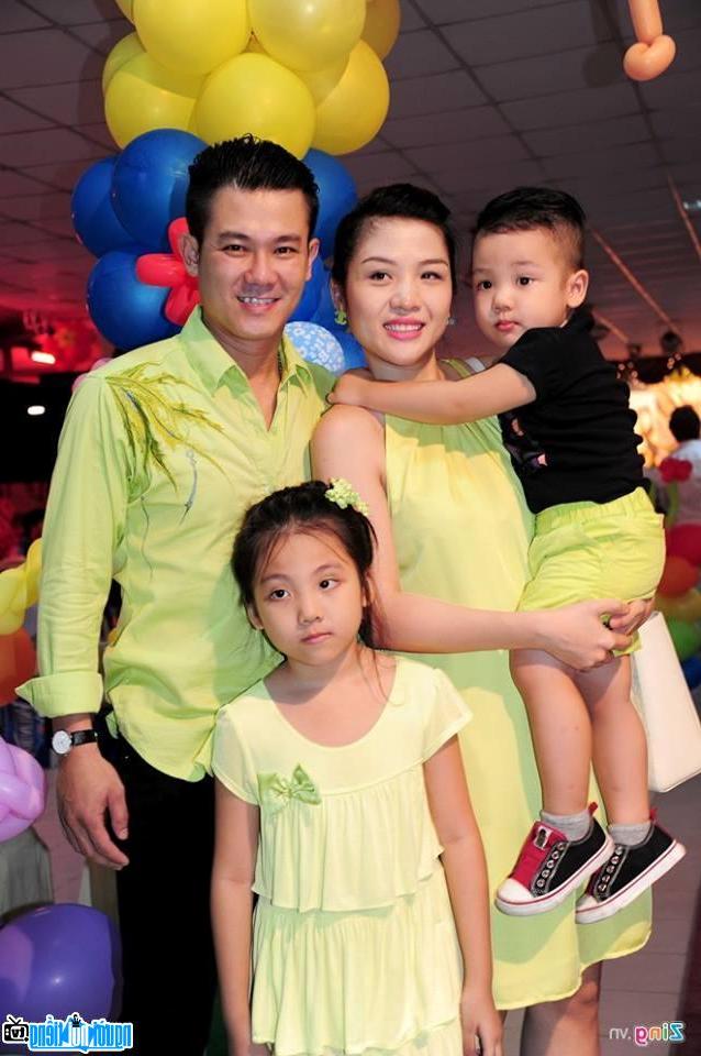 Hình ảnh ca sĩ Vân Quang Long cùng gia đình