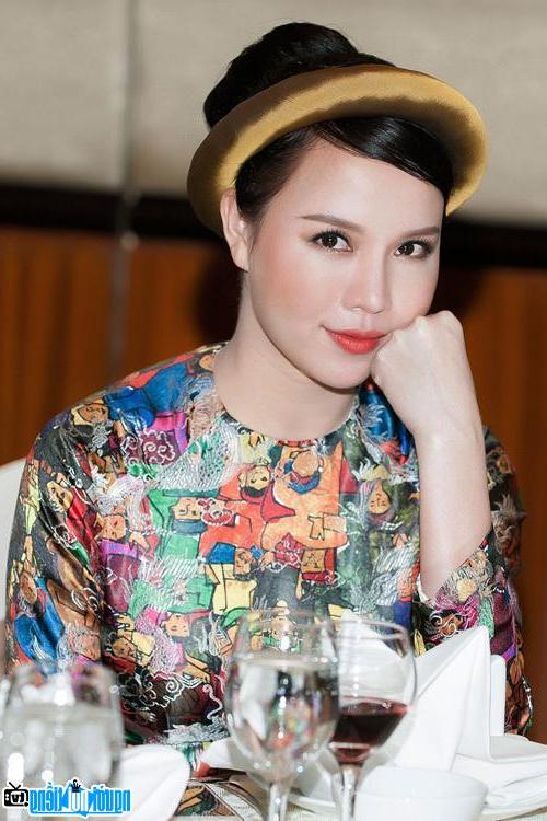 A tender actress Ngoc Oanh in traditional costume