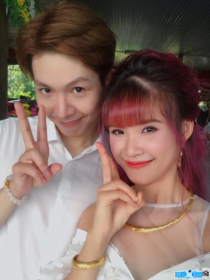  Photo of singer Kelvin Khanh with his girlfriend Khoi My on the wedding day