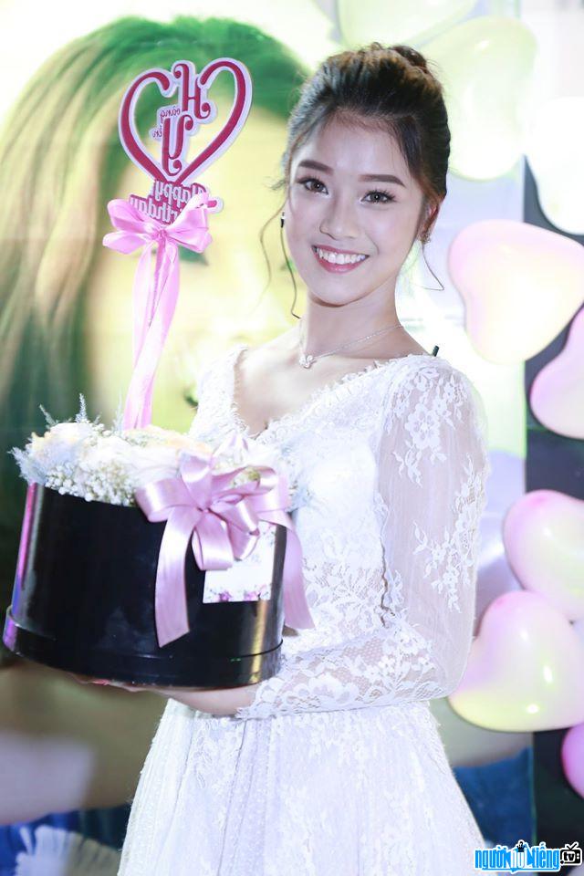 Picture of female singer Hoang Yen Chibi at her birthday party