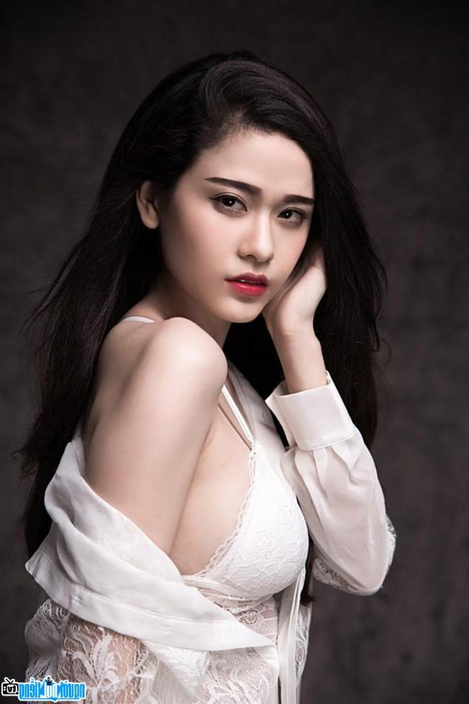 Sexy image of singer Truong Quynh Anh