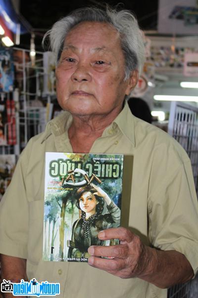 Hình ảnh nhà văn Nguyễn Quang Sáng cùng cuốn truyện Chiếc Lược Ngà- Một tác phẩm của ông