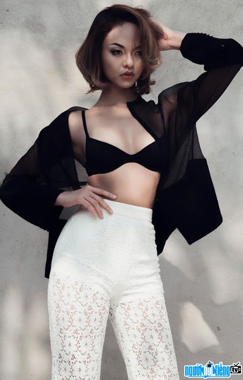 Hình ảnh người mẫu Mai Ngô khoe thân hình gợi cảm