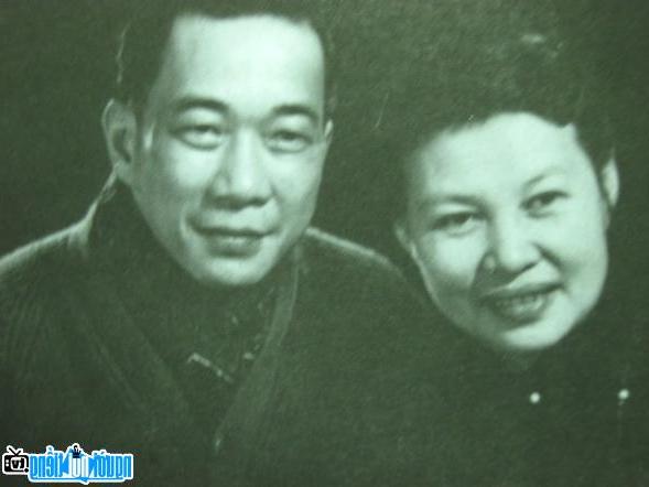  The picture of the poet To Huu taken with his wife - Mrs. Vu Thi Thanh