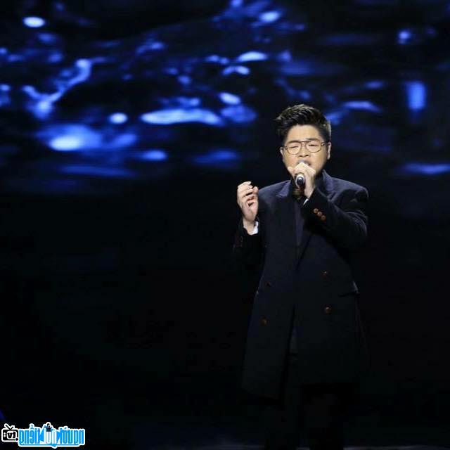  Picture of singer Duc Phuc doing his best on stage