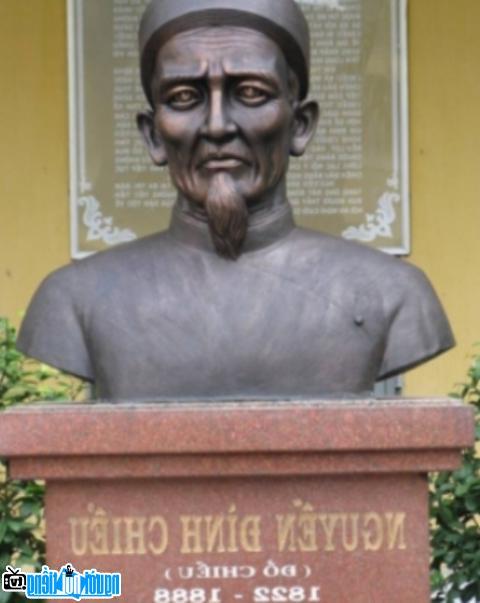 Tượng nhà thơ Nguyễn Đình Chiểu tại chùa Tôn Thạnh