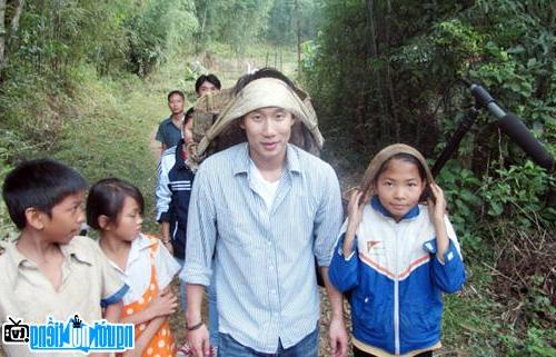 John Hùng Trần-đi thăm trẻ em vùng cao