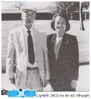  Poet Nguyen Sa and his wife in California