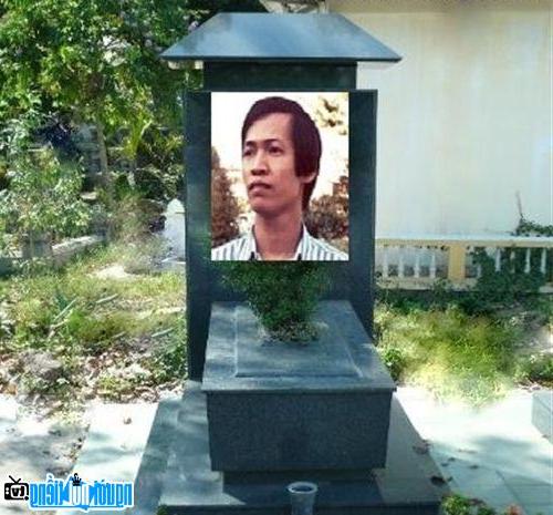 Mộ cố nhà thơ Nguyễn Tất Nhiên