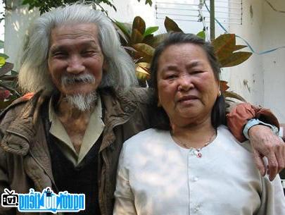  Picture of late poet Huu Loan and his wife