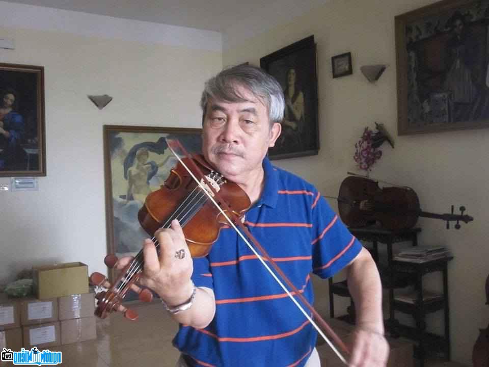 Nhà văn Thái Bá Tân thư giãn bên chiếc đàn violon