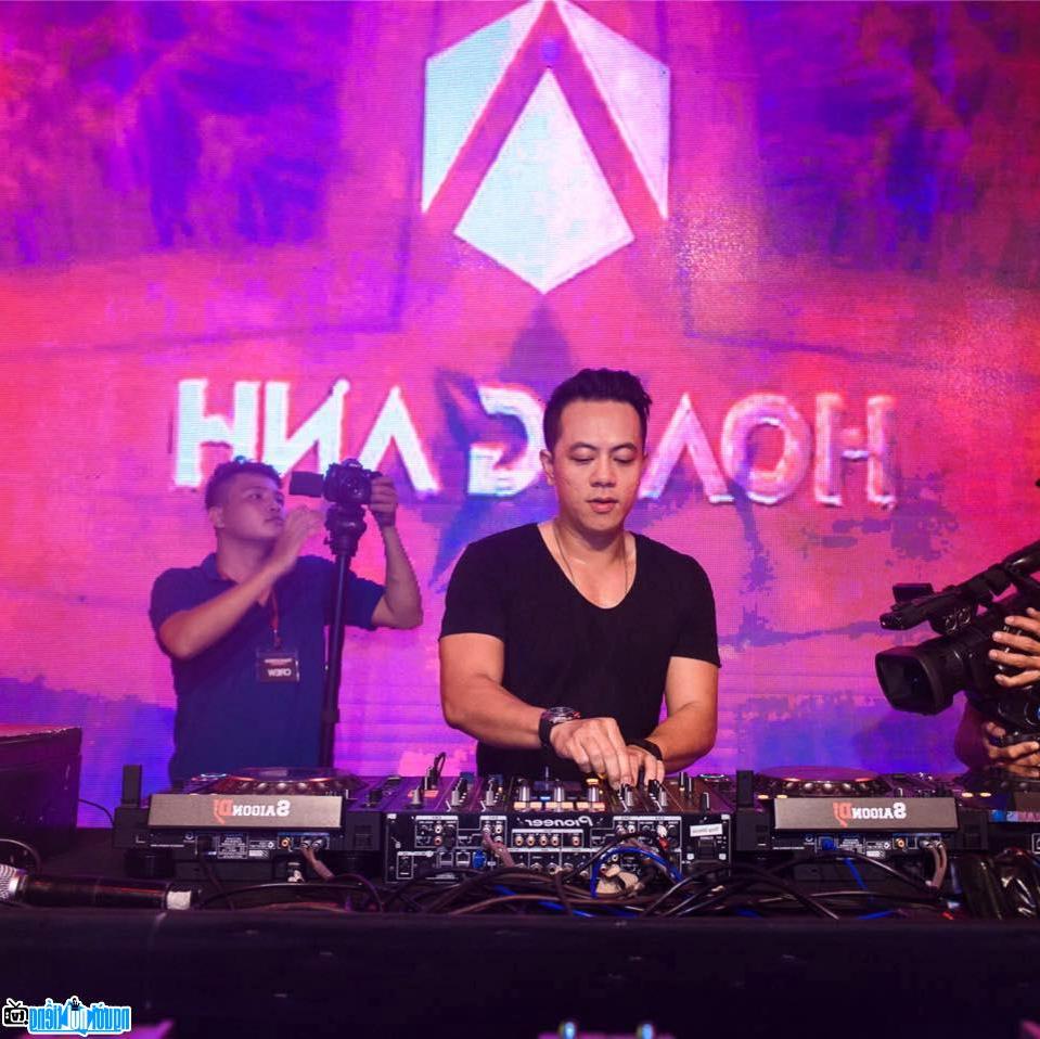 DJ Hoàng Anh trong đêm diễn
