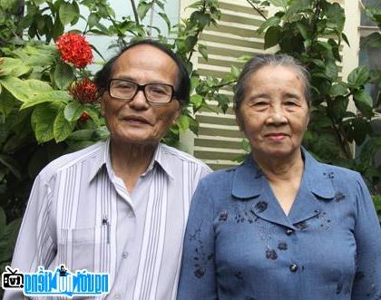 A picture of Giang Nam Poet with his wife - Pham Thi Trieu