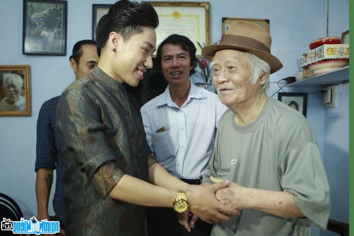 Ca sĩ Tùng Dương đến thăm nhạc sĩ Nguyễn Văn Tý