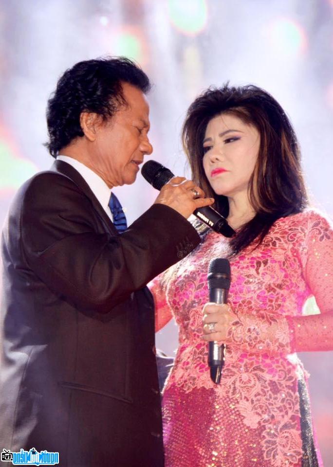  Singer Son Tuyen with singer Elvis Phuong