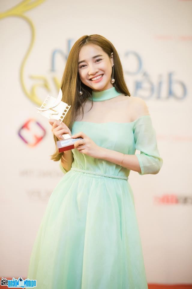  Nha Phuong received the award for the best actress in a TV series