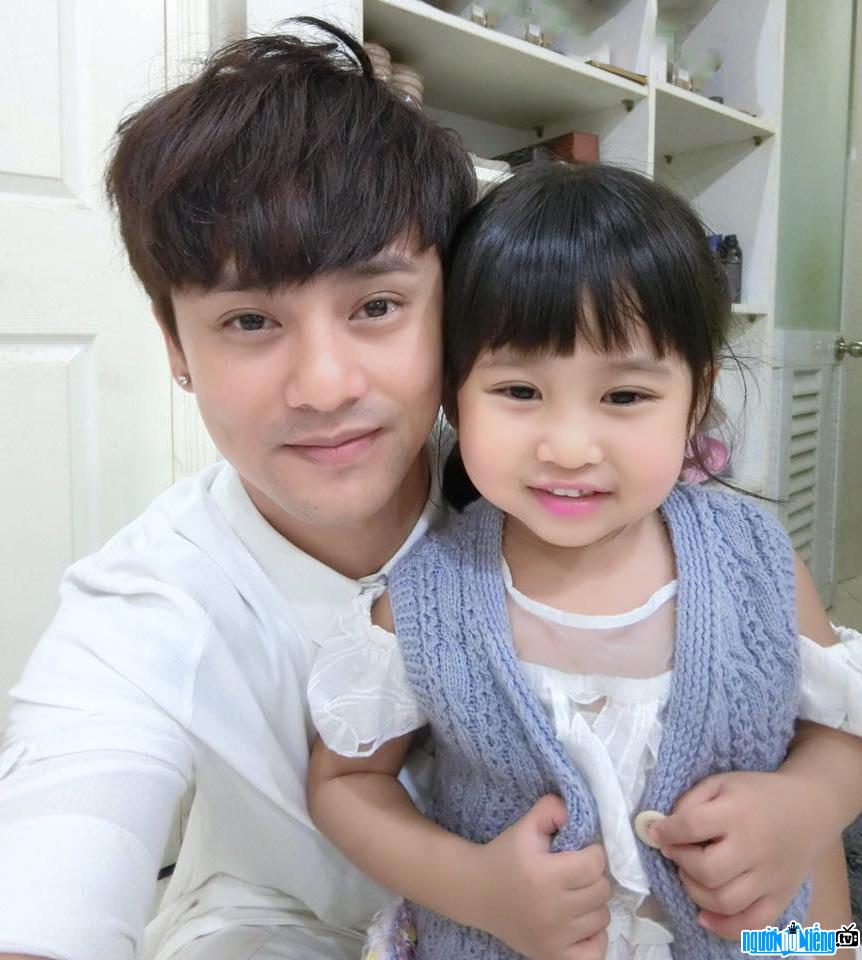  Photo of male singer Ung Dai Ve and his daughter