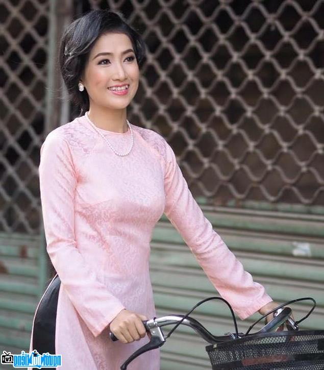 Actor Quynh Lam tenderly in ao dai