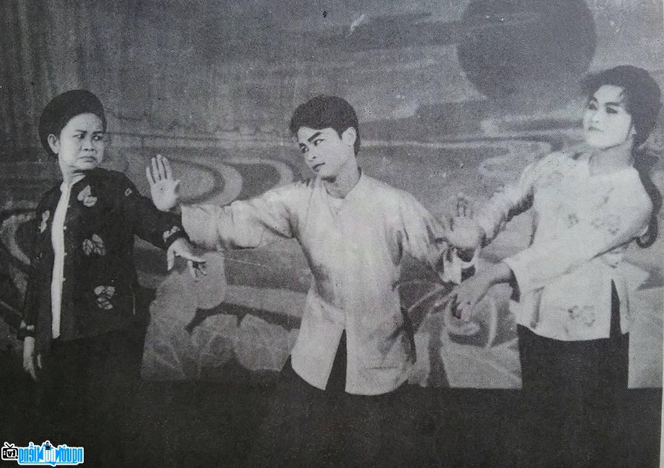 A picture of actor Hoa Tam in a cheo play