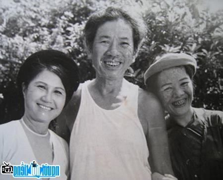  Picture of director Pham Van Khoa (middle) and actors in the movie "Vu Dai Village on that day"