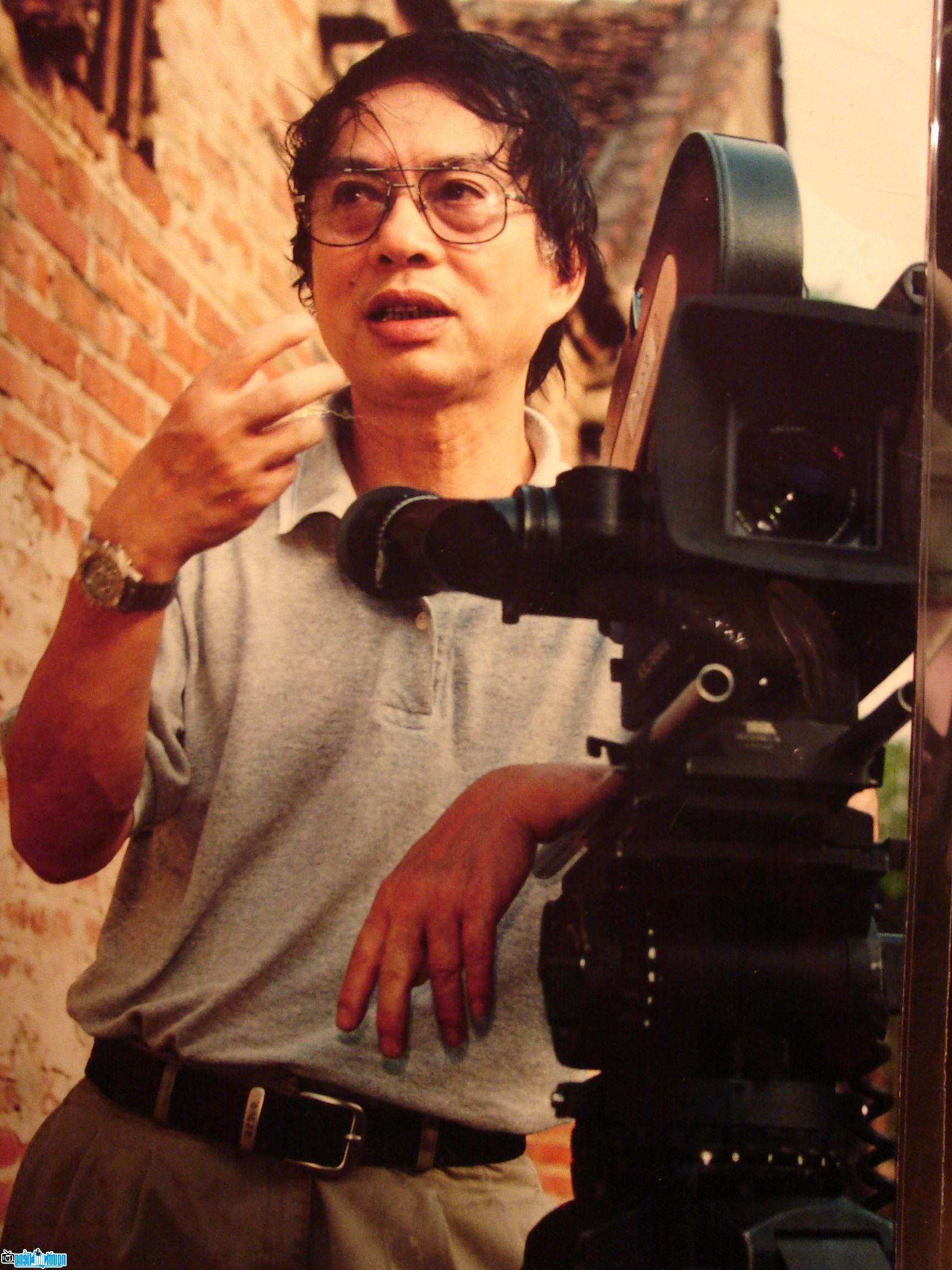 Hình ảnh đạo diễn Đặng Nhật Minh và chiếc máy quay phim