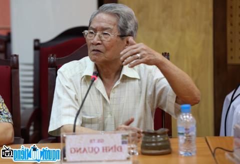 Đạo diễn Nguyễn Đình Quang đang phát biểu trong một cuộc họp