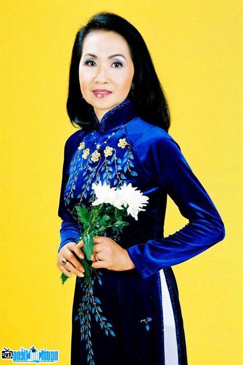 Ca sĩ Trang Mỹ Dung thướt tha trong tà áo dài