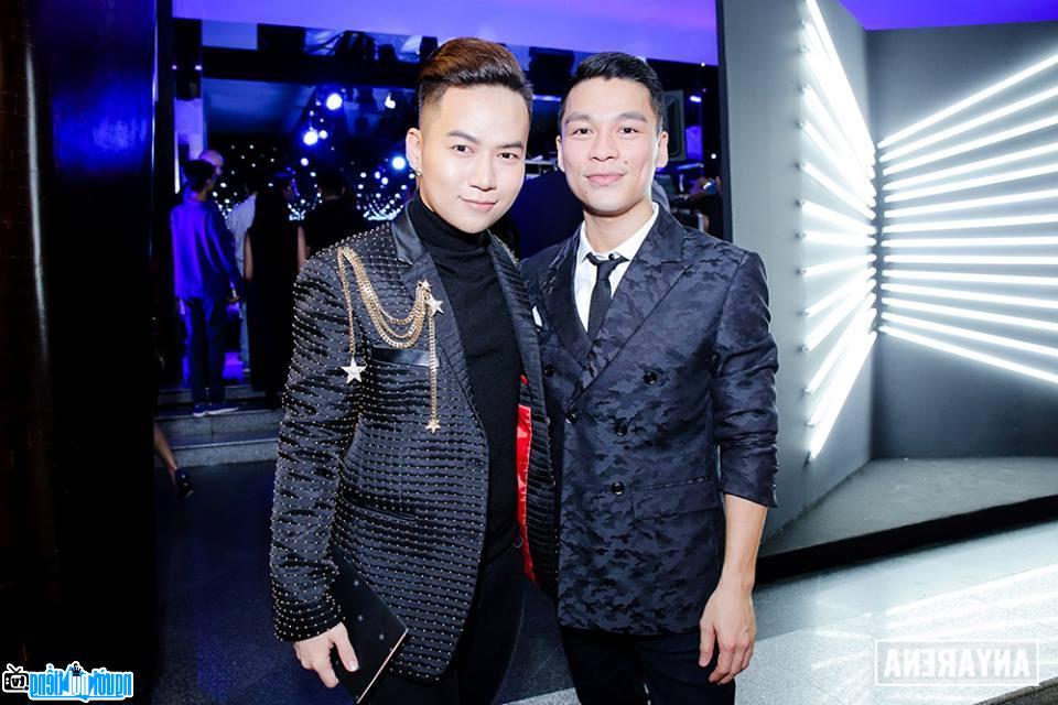 Nhà Thiết kế thời trang Adrian Anh Tuấn và một người bạn