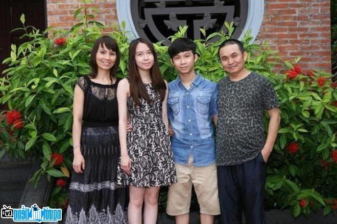 Bức ảnh của nghệ sĩ Xuân Hinh cùng gia đình
