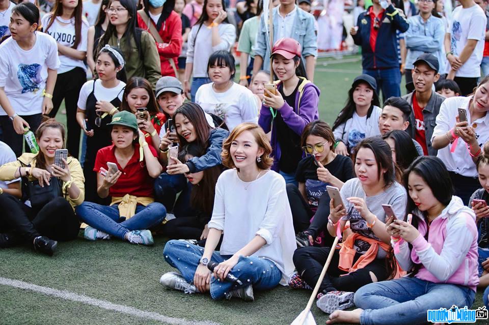  Photo of female singer Minh Hang sitting in the middle of a forest of fans