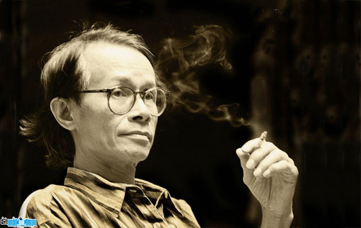 Hình ảnh cố Nhạc sĩ Trịnh Công Sơn trầm ngâm cùng điếu thuốc