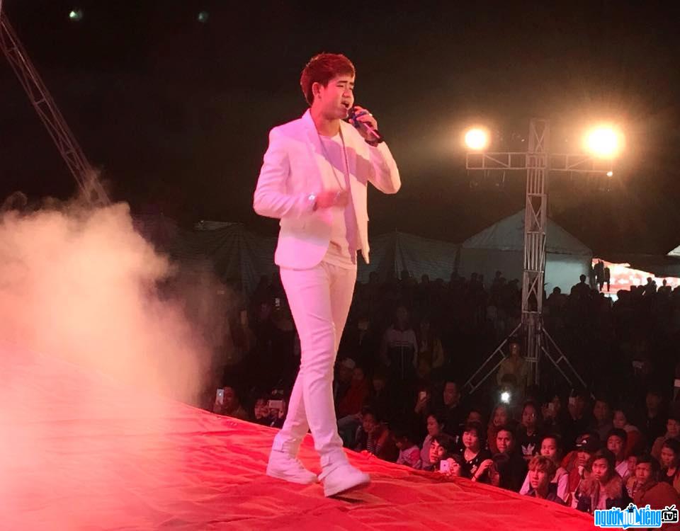 Hình ảnh nam ca sĩ  Đình Kiến Phong đang biểu diễn hết mình trên sân khấu