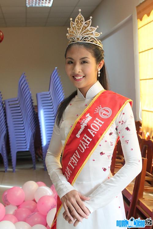  Ngoc Han when she was just crowned Miss Vietnam