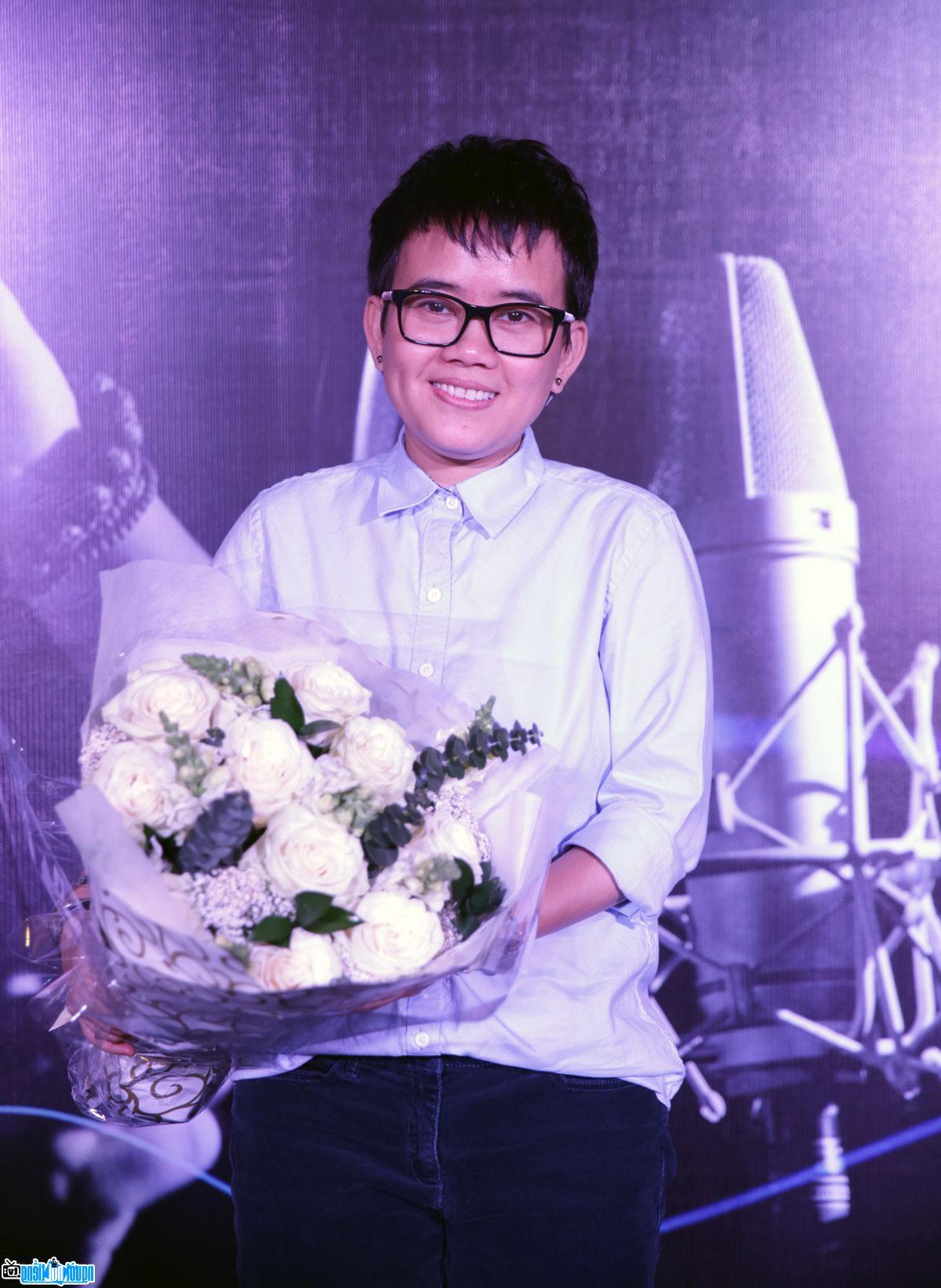 Hình ảnh nhạc sĩ Phương Uyên khi đảm nhận vị trí giám đốc sản xuất The Voice