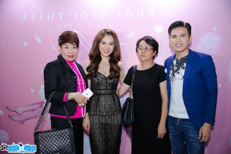  Singer Giang Hong Ngoc with family