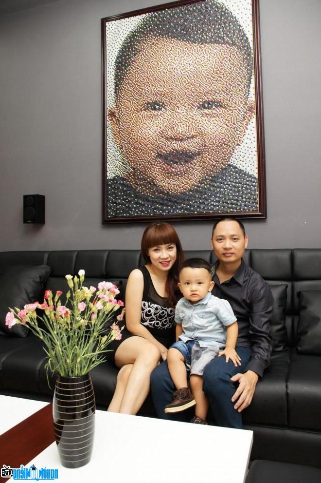 Bức ảnh Nguyễn Hải Phong cùng vợ và con trai tại nhà riêng
