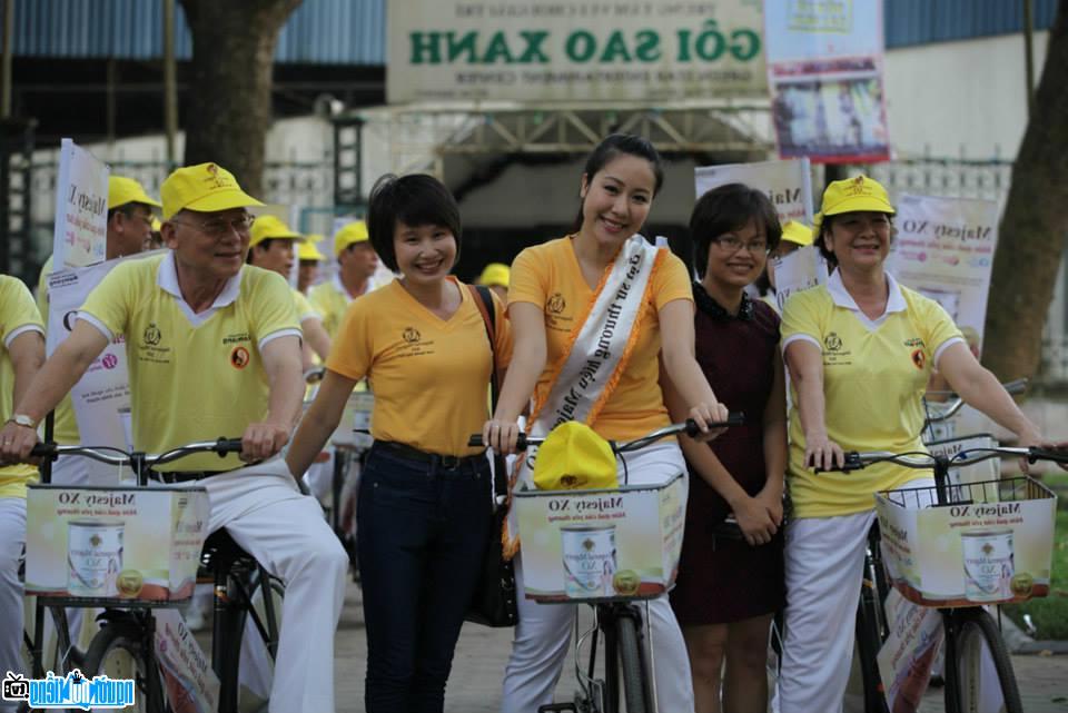  Miss World Vietnamese Ngo Phuong Lan participating in charity cycling program