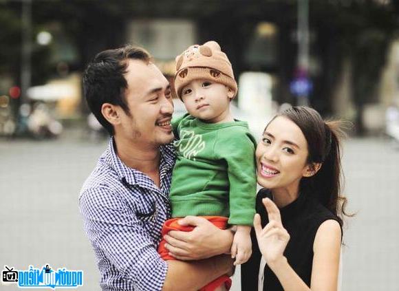  Female artist Thu Trang shows off photos taken with her husband - Comedian Tien Luat and son