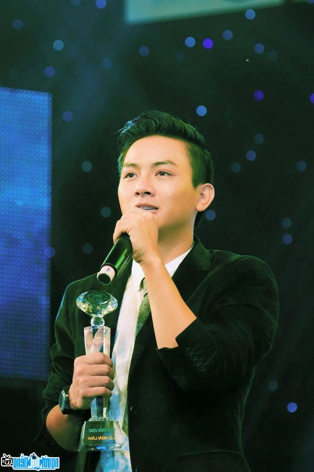 Picture of singer Hoai Lam on stage