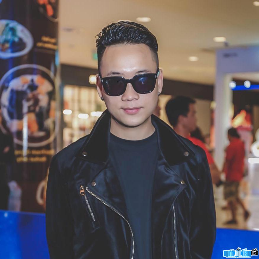 Justatee is considered one of the top famous singers of the Vietnamese Underground world